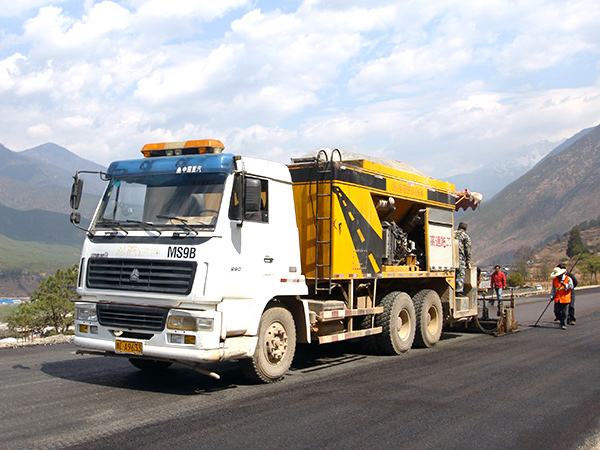 同步封層車的定期保養(yǎng)**關注哪些?